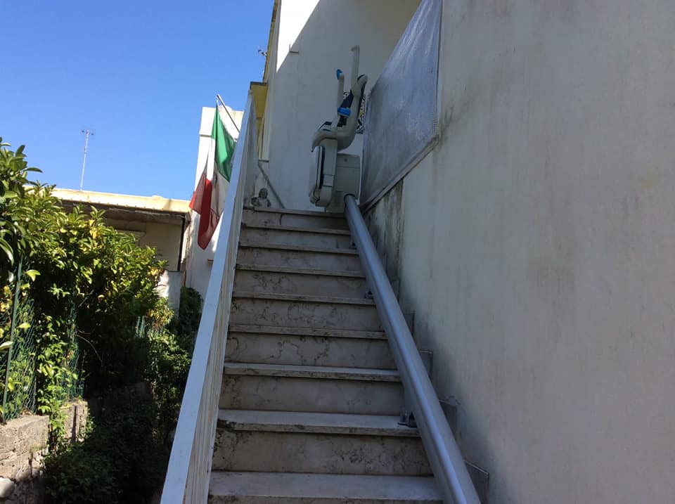 Installazione montascale per abitazione a Capri